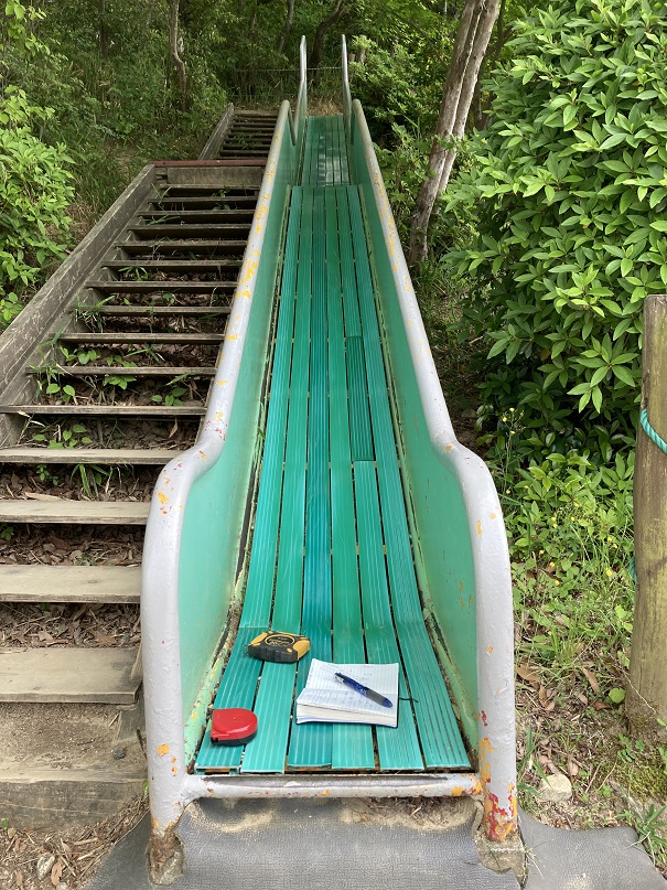 幼稚園児用滑り台のステンレス板張り | 株式会社広島鉄工